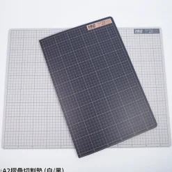MADWORKS : A2/A3 FOLDABLE MODEL CUTTING MAT (WHITE) ( TAPIS DE DECOUPE PLIABLE )