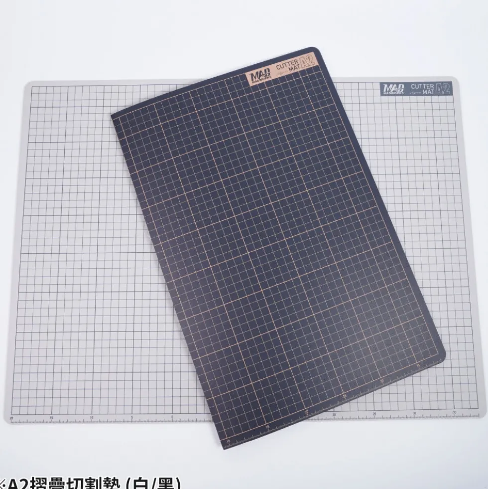 MADWORKS : A2/A3 FOLDABLE MODEL CUTTING MAT (WHITE) ( TAPIS DE DECOUPE PLIABLE )