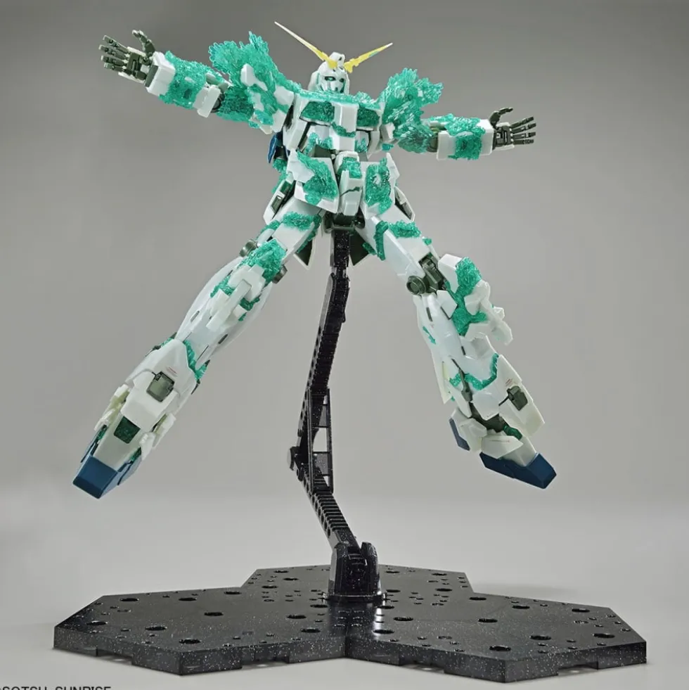 MG 1/100 UNICORN GUNDAM (LUMINOUS CRYSTAL BODY)